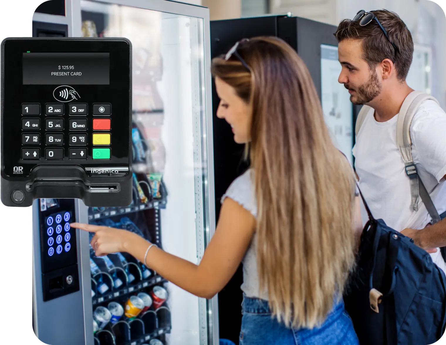 Zákazníčka vyberá produkt z automatu s platobným terminálom.