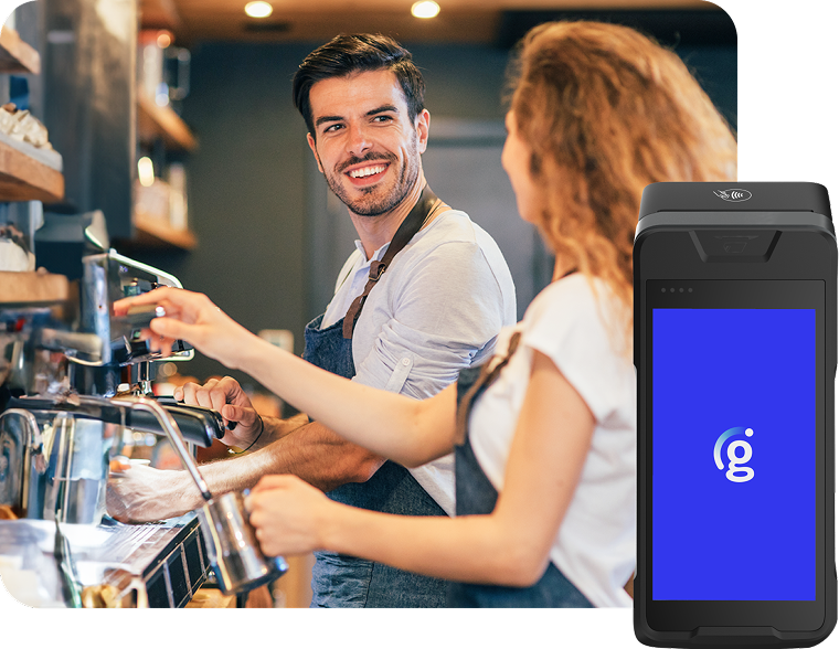 Baristi pripravujú kávu vedľa platobného terminálu Global Payments.