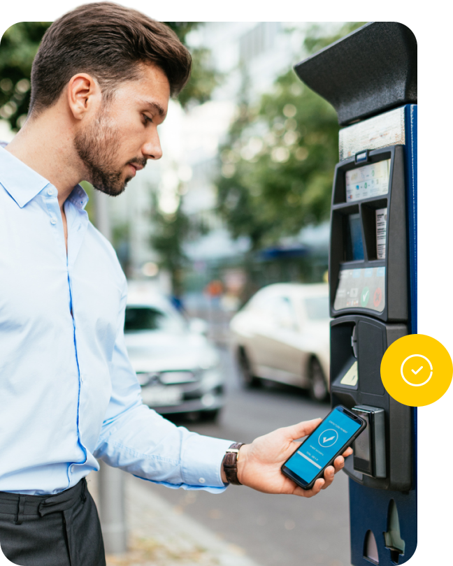Zákazník platí parkovné mobilom pri parkovacom automate.