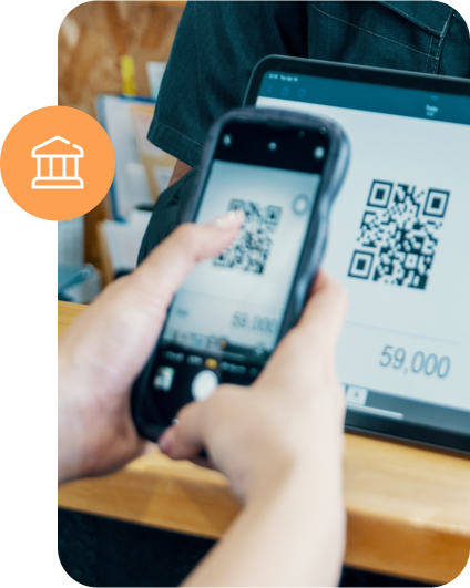 Zákazník skenuje QR kód na pokladni pomocou mobilu.