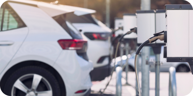 Auto pripojené k nabíjačke elektromobilov.